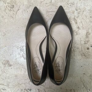 Elegant Slip On Pump Black Faux Leather Pointed Toe LifeStride Size 10 M